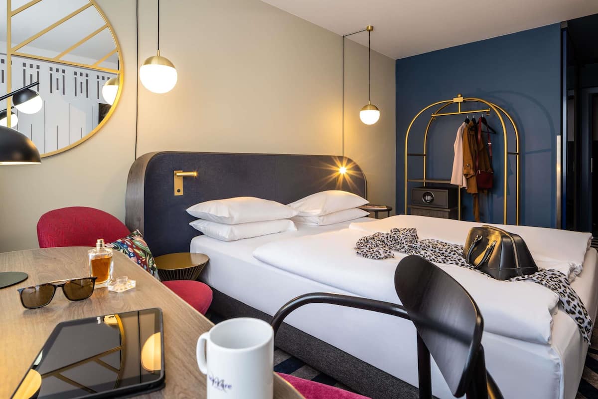 Roupas de cama antialérgicas, cofres nos quartos, escrivaninha