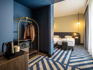 Ropa de cama hipoalergénica y caja de seguridad en la habitación 