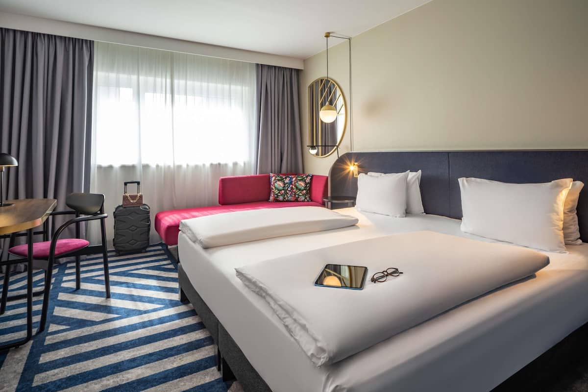 Quarto superior (King Size or 2 Single Size Beds) | Roupas de cama antialérgicas, cofres nos quartos, escrivaninha