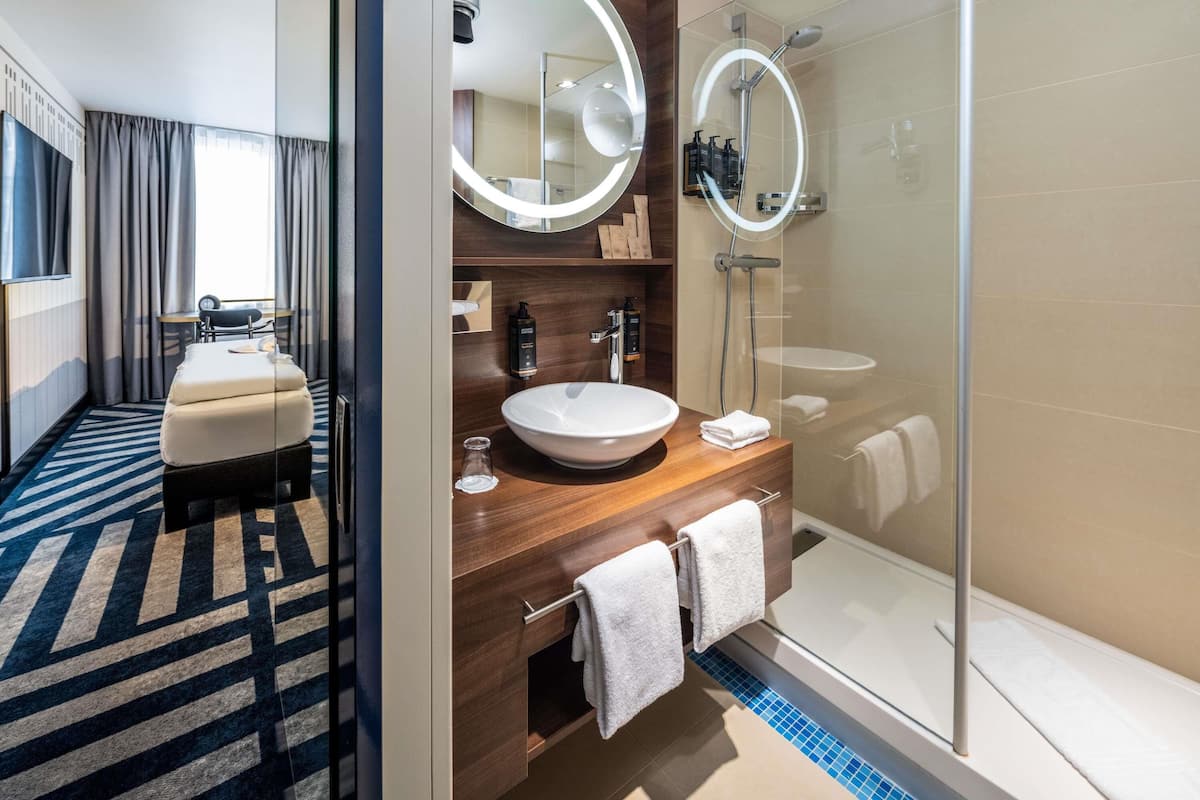 Roupas de cama antialérgicas, cofres nos quartos, escrivaninha