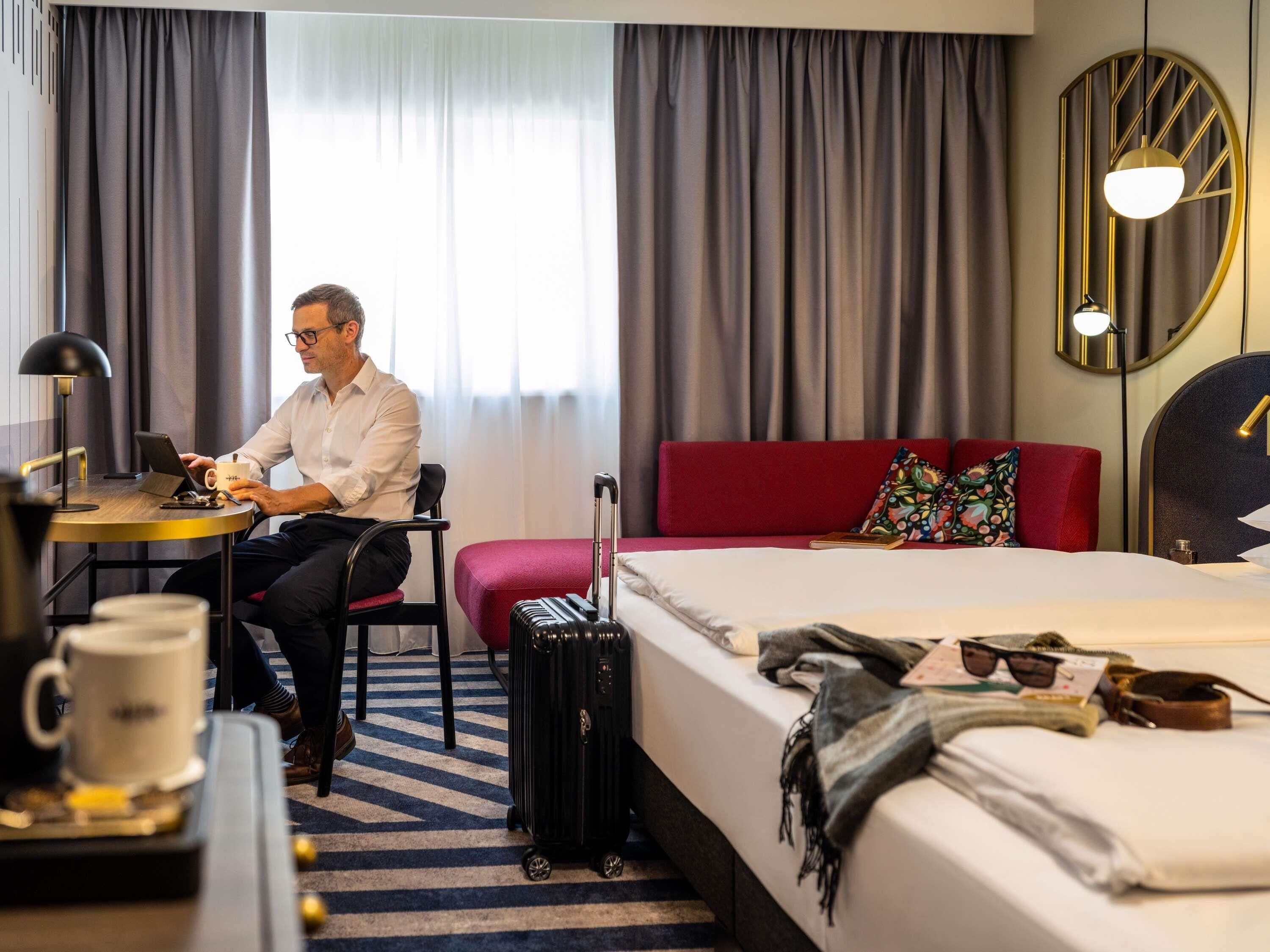 Ropa de cama hipoalergénica y caja de seguridad en la habitación 