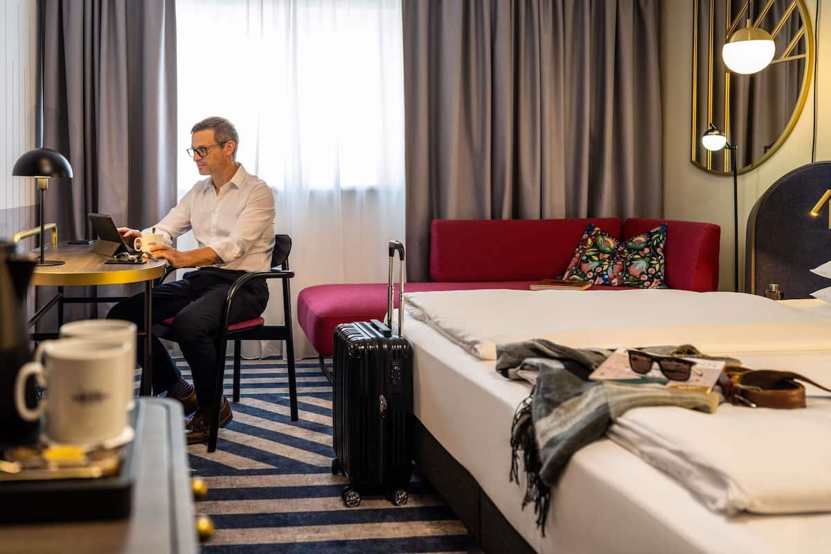 Literie hypoallergénique, coffres-forts dans les chambres, bureau