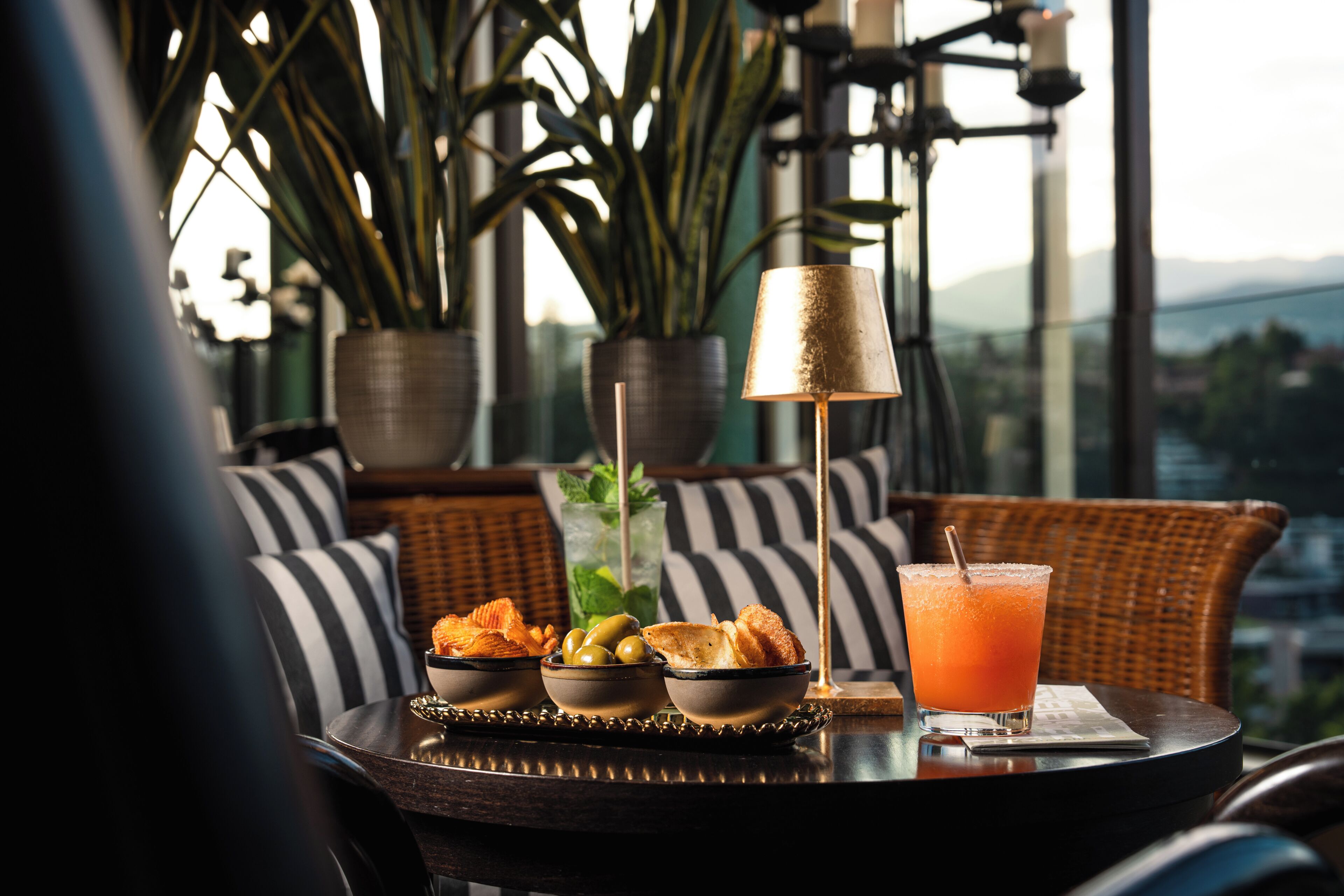 Bar de cocktails, con vista al mar, abre todos los días