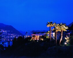 Fachada de la propiedad por la tarde o noche