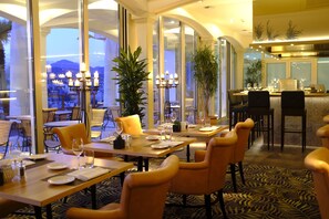 2 restaurantes; se sirven cenas y cocina mediterránea 