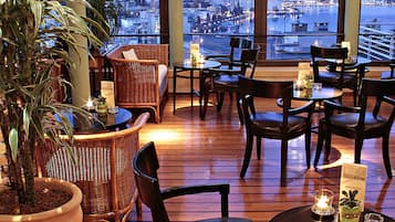 Cocktail bar, ocean views, open daily