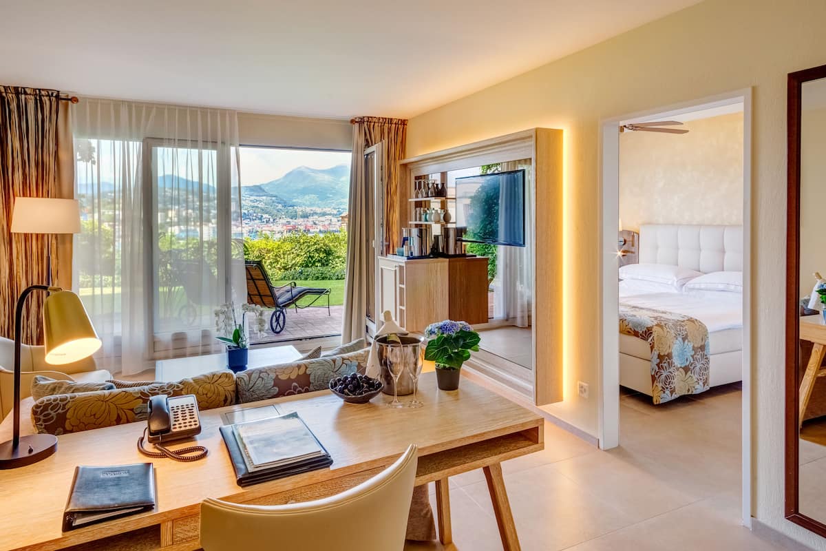 suite, garden view | hypo-allergenic bedding, in-room safe, desk, iron/ironing board