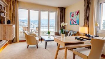 TV màn hình phẳng, đầu đĩa DVD, sàn nhà có sưởi