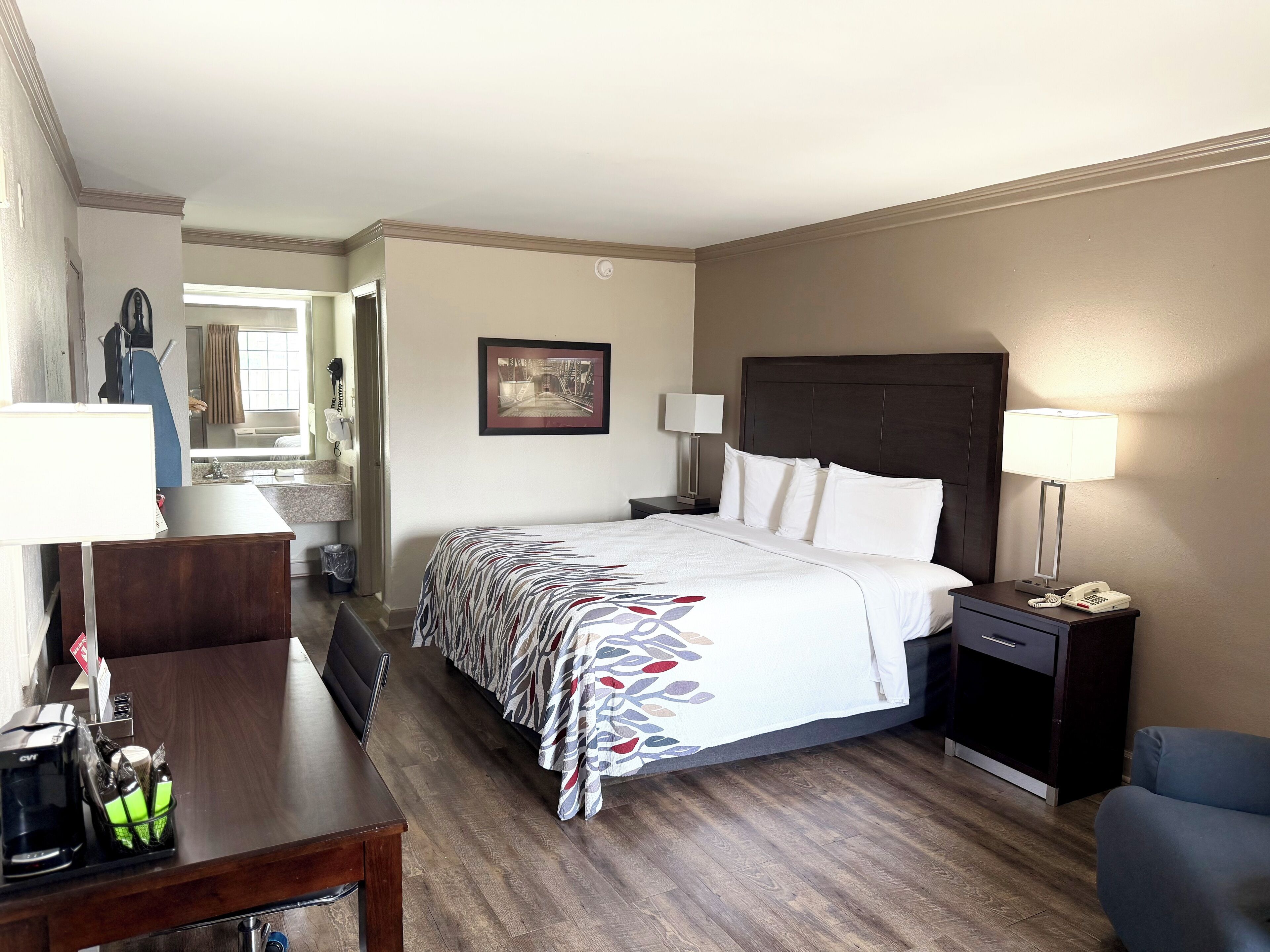 高級客房, 1 張特大雙人床, 非吸煙房 (Renovated) | 書桌、熨斗/熨衫板、免費嬰兒床、免費 Wi-Fi