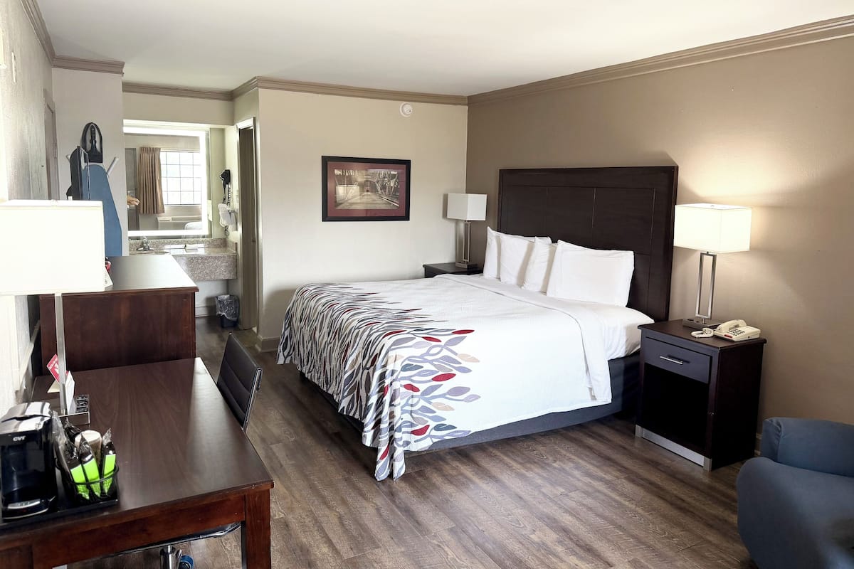 Superior Room, 1 King Bed, Non Smoking (Renovated) | Desk, iron/ironing board, free cribs/infant beds, free WiFi