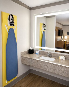 Desk, iron/ironing board, free cots/infant beds, free WiFi - Days Inn by Wyndham Forrest City I-40 (Forrest City)