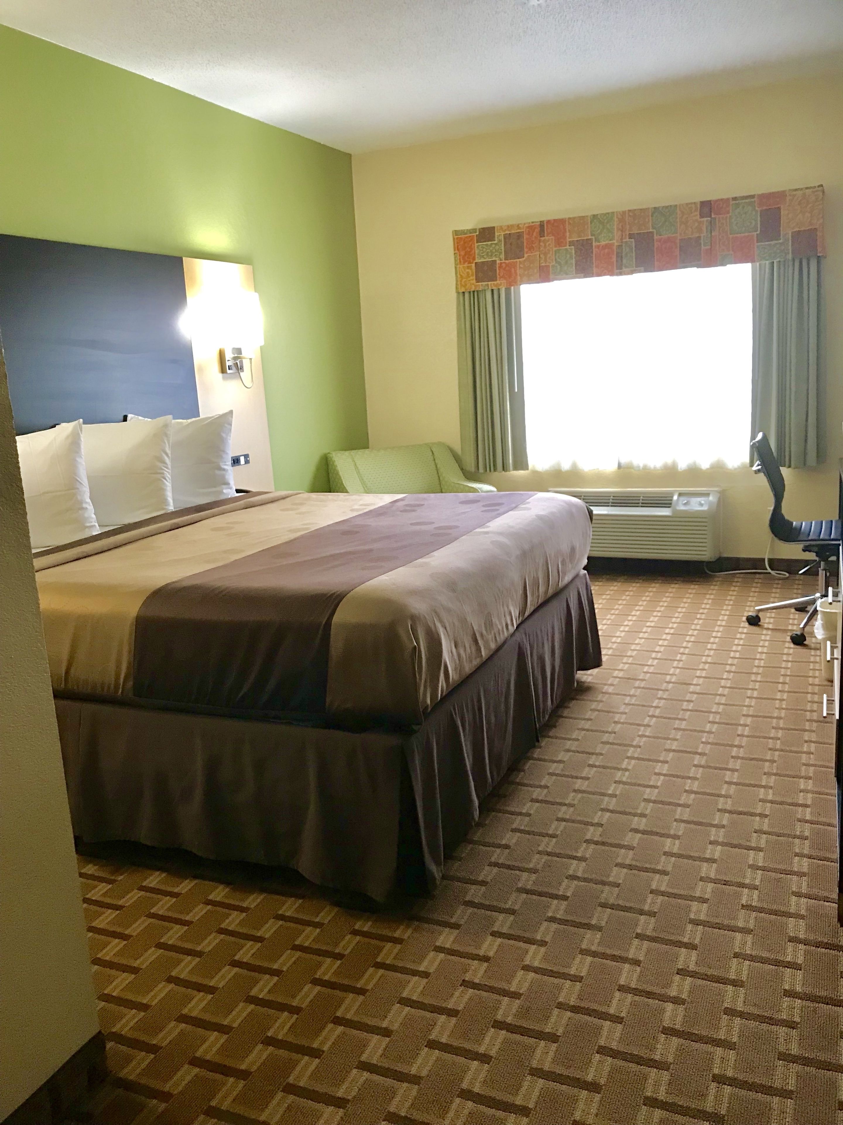 Escritorio, espacio para trabajar con laptop y cortinas blackout 