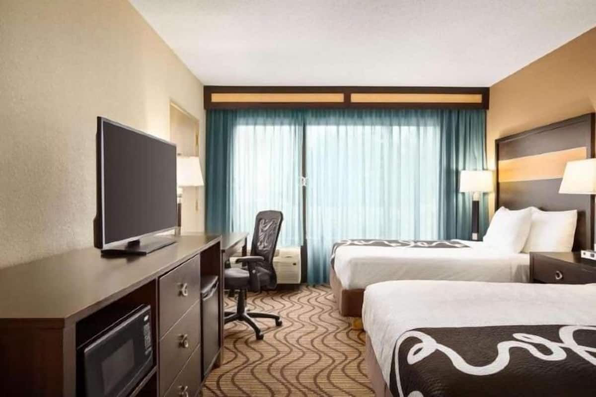 Literie de qualité, bureau, espace de travail pour ordinateurs portables