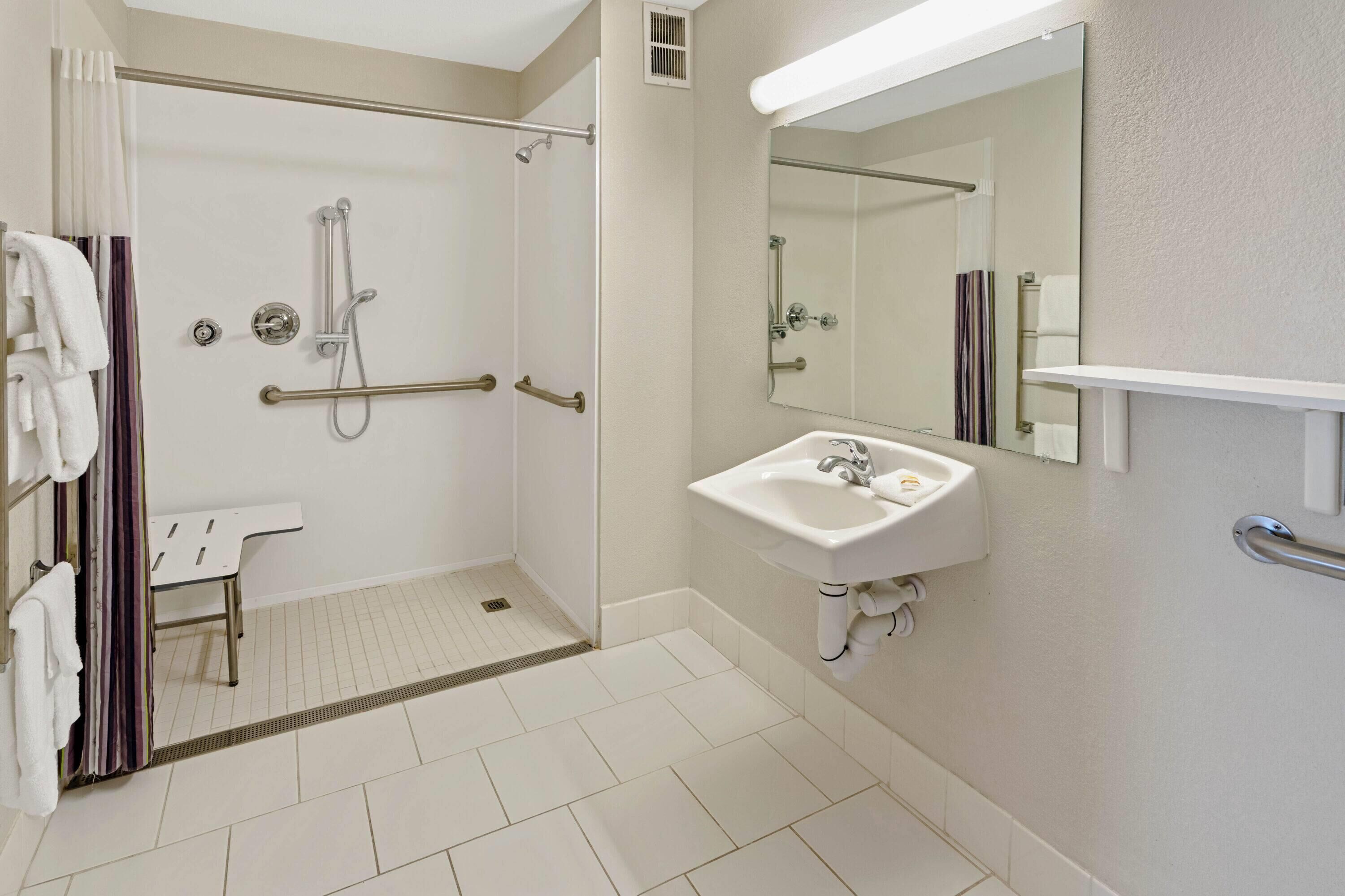 Chambre, 2 lits doubles, accessible aux personnes à mobilité réduite (Mobility, Roll-in Shower) | Salle de bain accessible aux personnes à mobilité réduite