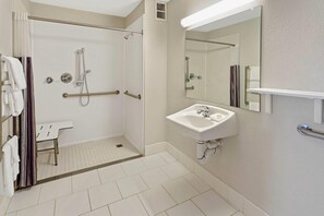 Quarto, 2 camas de casal, acessível para pessoas com deficiência física (Mobility, Roll-in Shower) | Banheiro acessível