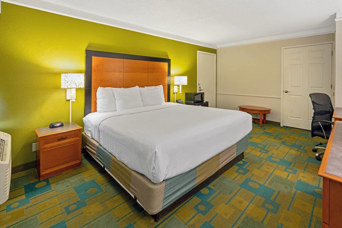 Room, 1 King Bed, Mobility Accessible, Non Smoking (Bathtub W/grab Bars) | Premium bedding, desk, blackout curtains, iron/ironing board