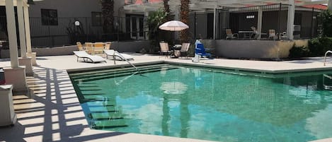 Una piscina al aire libre