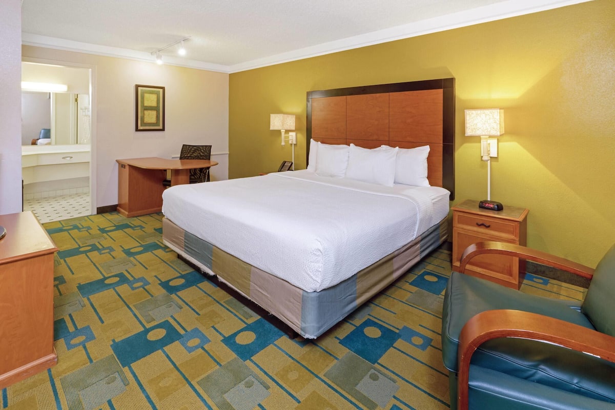 Room, 1 King Bed, Non Smoking | Premium bedding, desk, blackout curtains, iron/ironing board