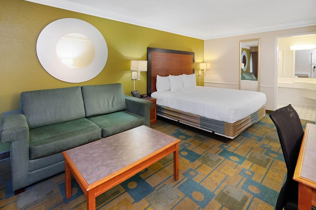 Executive Room, 1 King Bed, Non Smoking | Premium bedding, desk, blackout curtains, iron/ironing board
