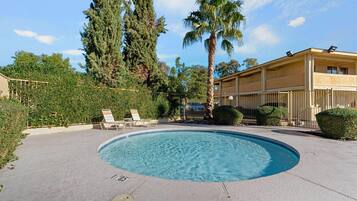 Una piscina al aire libre