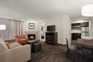 1 bedroom, in-room safe, laptop workspace, iron/ironing board - Addison Suites (Addison)