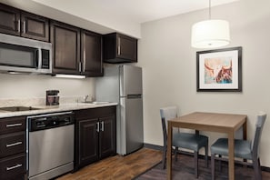 Fridge, microwave, stovetop, dishwasher - Addison Suites (Addison)