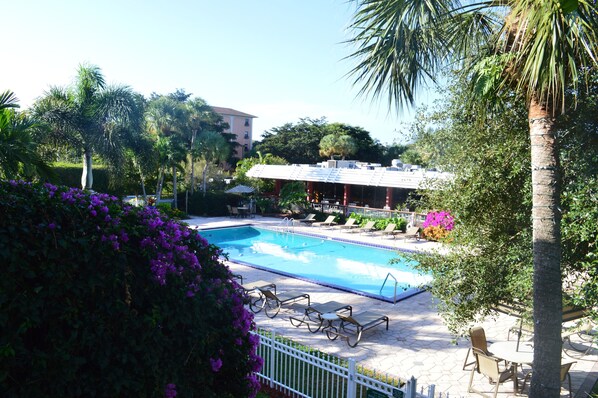 Una piscina al aire libre, cabañas de piscina gratuitas, sombrillas