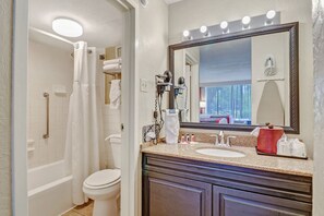 Combined shower/tub, free toiletries, hair dryer, towels