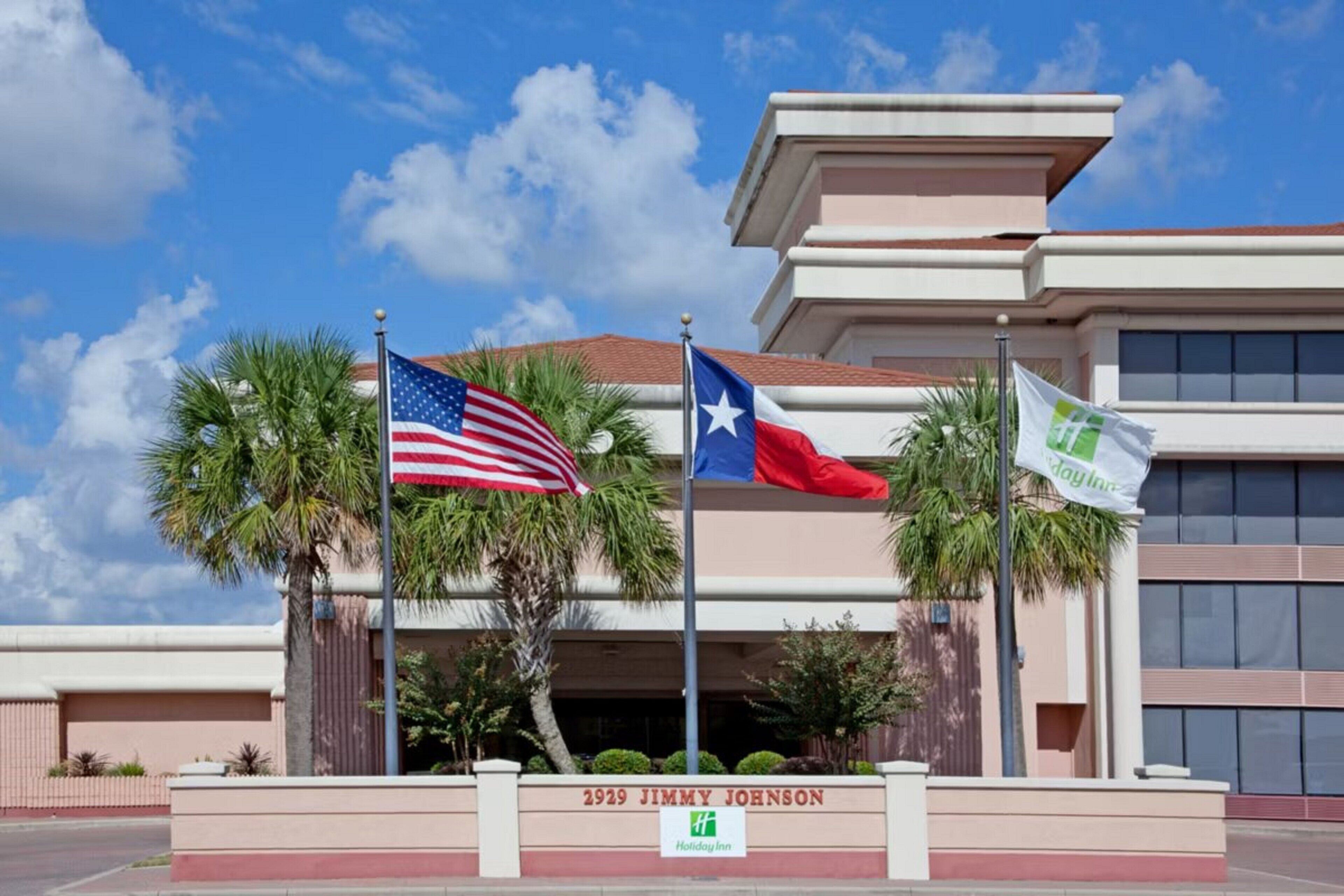 Un bâtiment sur lequel on peut lire l’inscription « 2929 JIMMY JOHNSON », et qui est orné des drapeaux des États-Unis et du Texas.