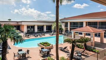 Außenpool (je nach Saison geöffnet), Liegestühle