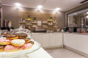 Tägliches Frühstücksbuffet (10 EUR pro Person)