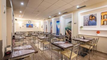 Petit déjeuner buffet (10 EUR par personne)