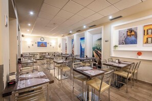 Esmorzar diari d'estil bufet (10 EUR per persona) 