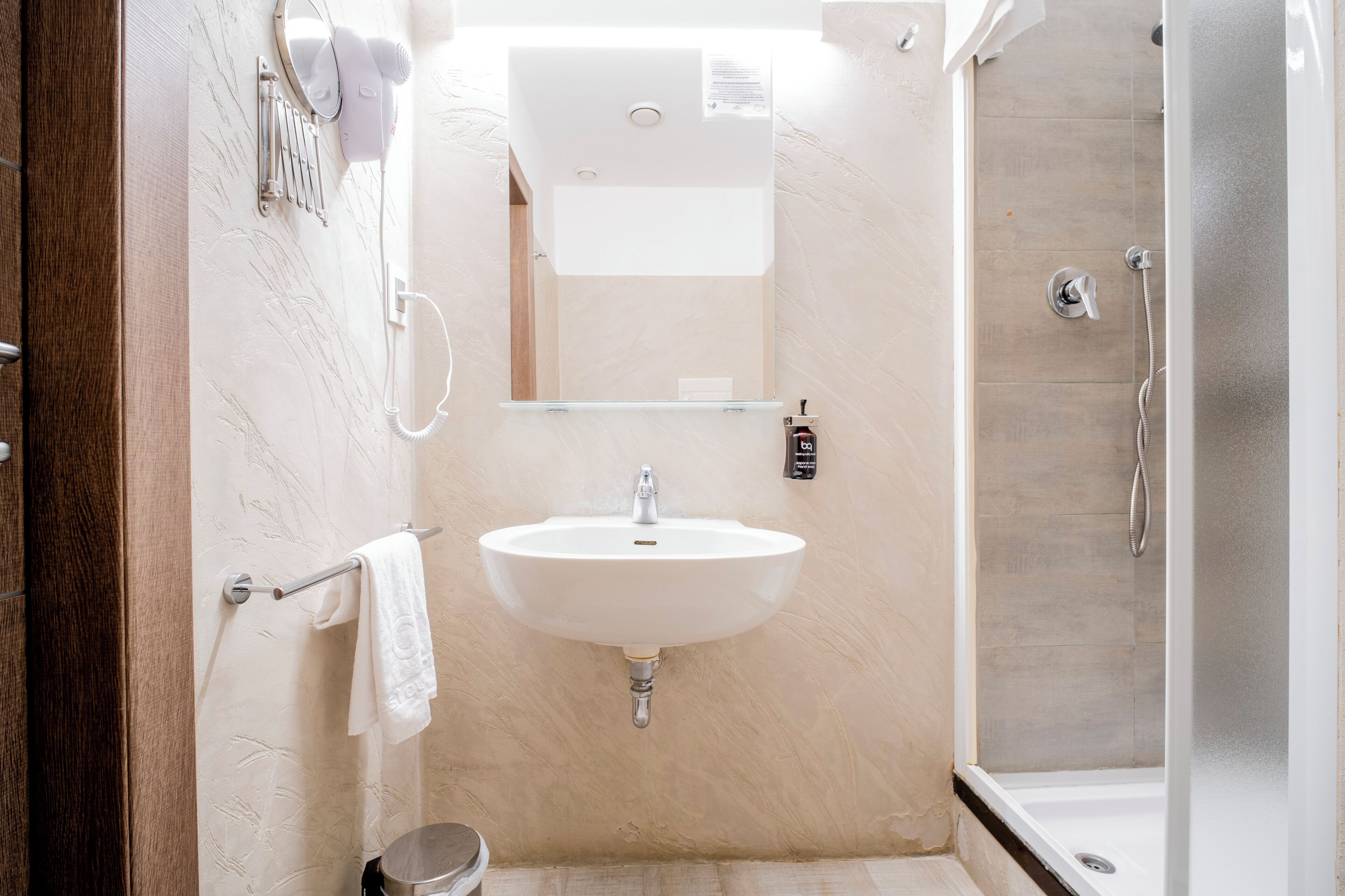 economy double room | bathroom | free toiletries, hair dryer, bidet, towels