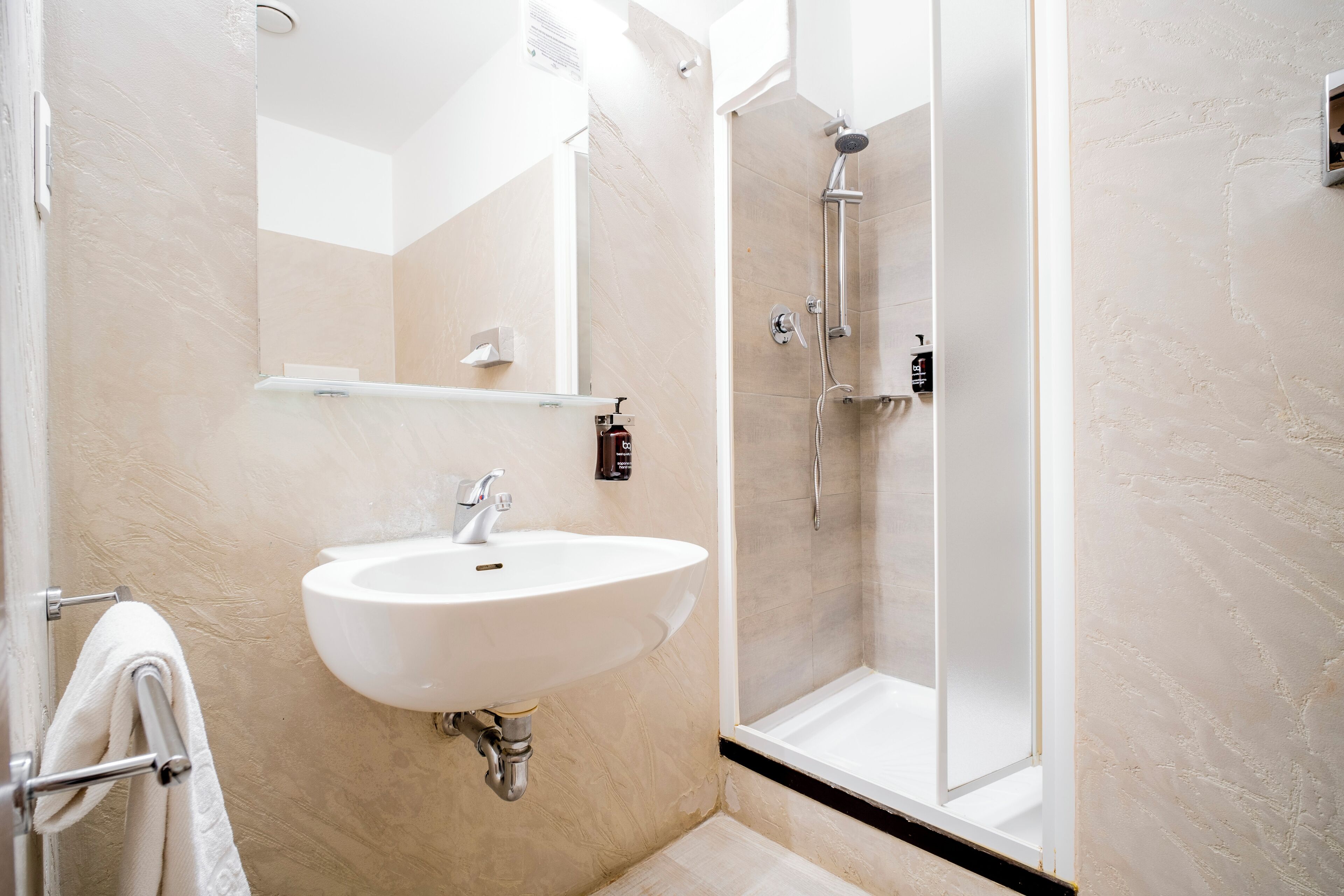 economy double room | bathroom | free toiletries, hair dryer, bidet, towels