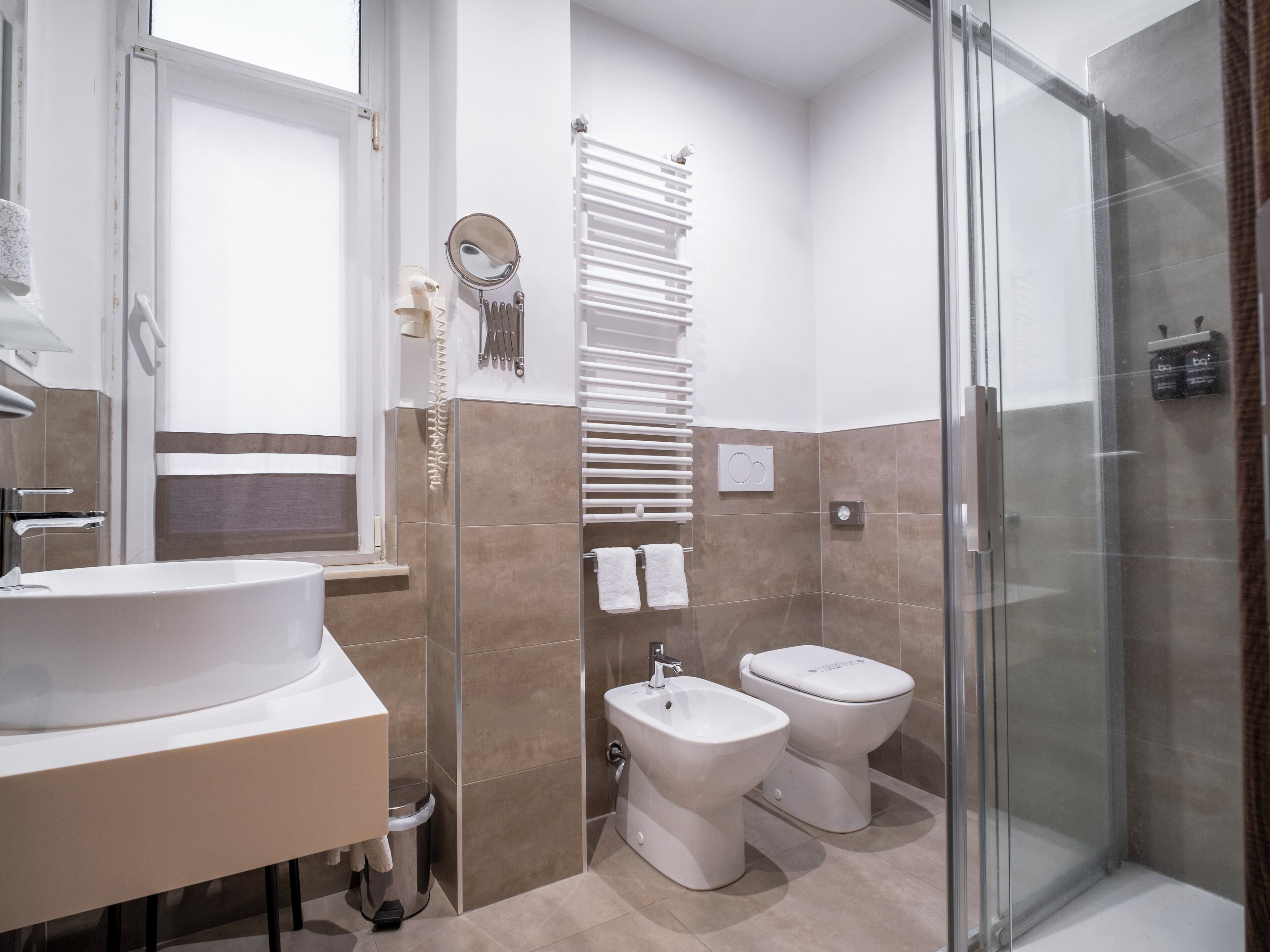 superior room | bathroom | free toiletries, hair dryer, bidet, towels