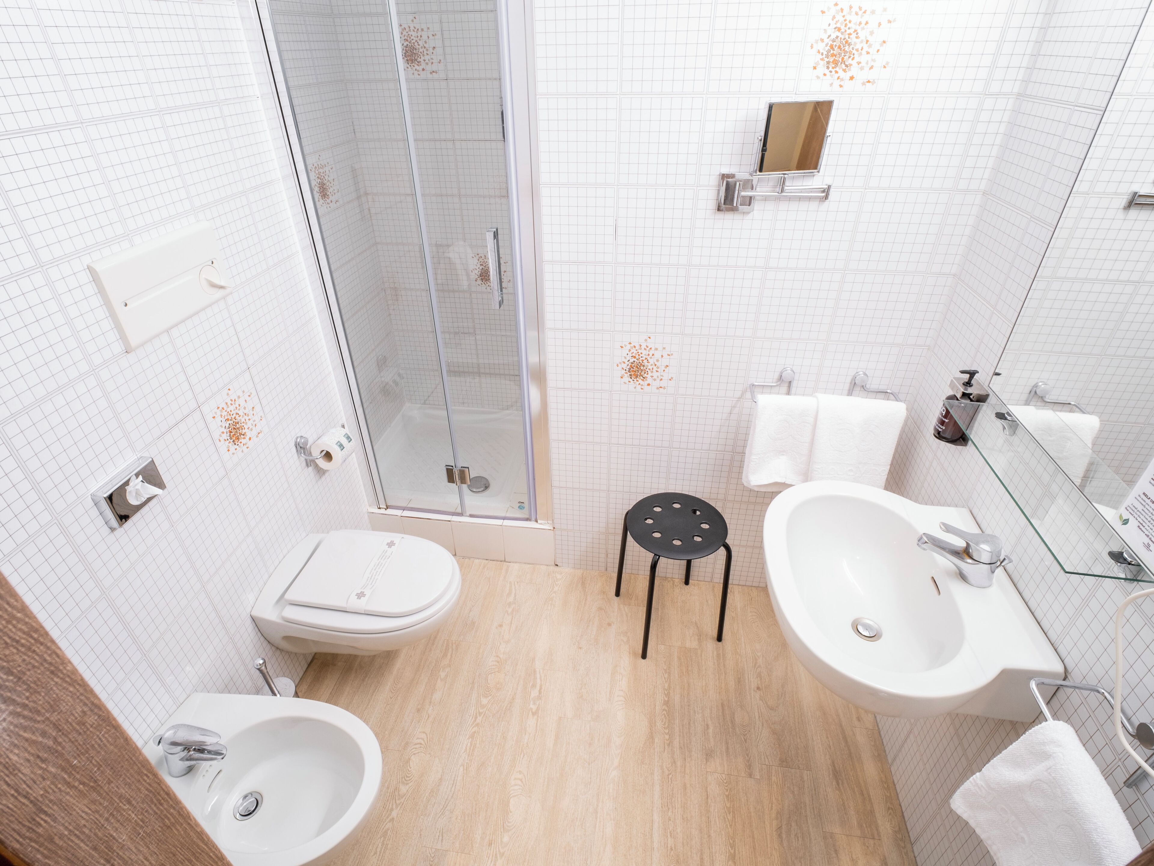 economy triple room | bathroom | free toiletries, hair dryer, bidet, towels