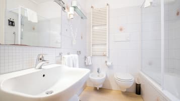 Doppel- oder Zweibettzimmer | Badezimmer | Kostenlose Toilettenartikel, Haartrockner, Bidet, Handtücher