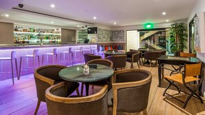 2 bares, bar junto a la piscina