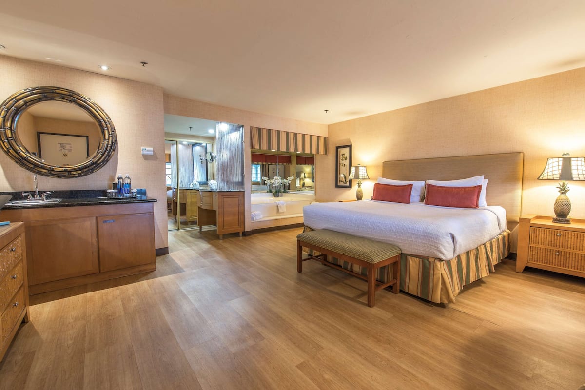 standard room, 1 king bed, non smoking, hot tub (oversized room) | 1 bedroom, desk, iron/ironing board, free wifi