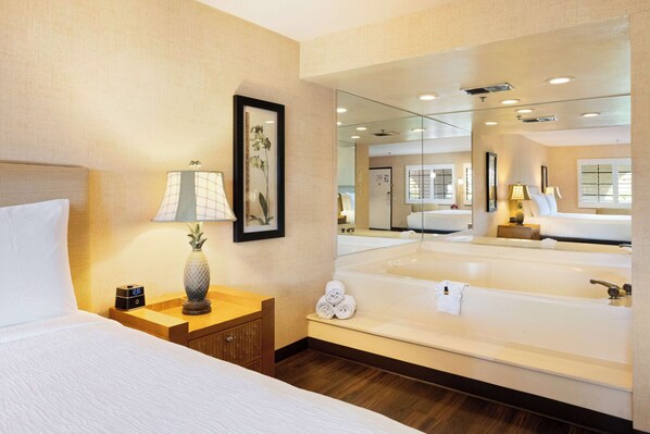 Combined shower/bathtub, designer toiletries, hair dryer, towels