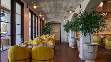 2 間餐廳,供應早餐、午餐和晚餐,義大利料理