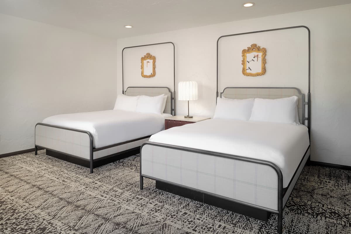 Chambre, 2 grands lits | Literie de qualité, couette en duvet, lit avec matelas à plateau-coussin