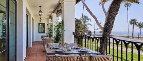 2 restaurants; breakfast, lunch, dinner, and brunch served