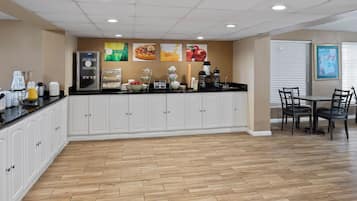 Café da manhã com buffet grátis todos os dias