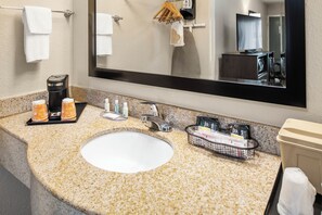 وحدات دش مع أحواض استحمام، مستلزمات مجانية للعناية الشخصية، مجففات شعر