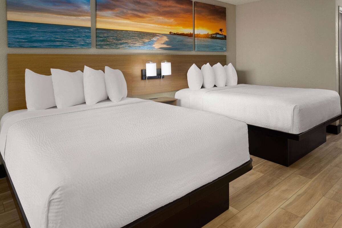 Suite, 2 Tempat Tidur Queen, Bebas Asap Rokok | Bantalan ekstra lembut dan setrika/meja setrika