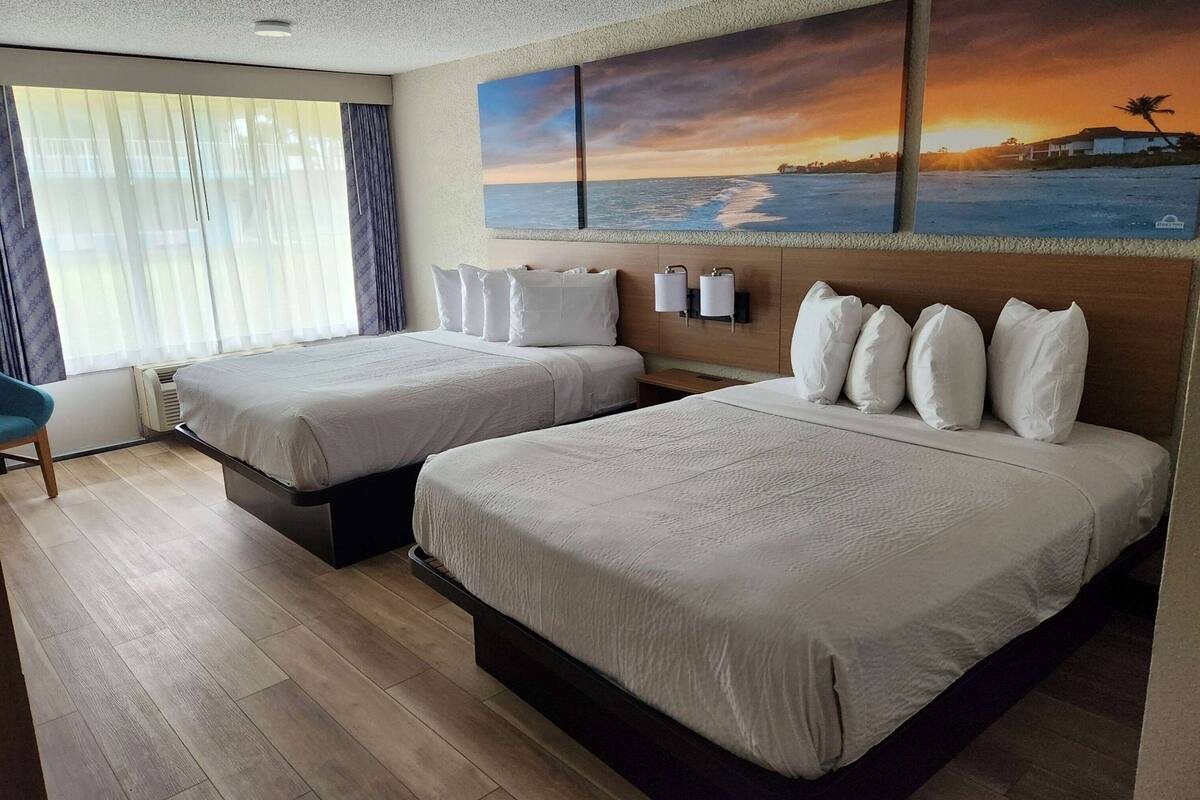 Kamar Standar, 2 Tempat Tidur Queen | Bantalan ekstra lembut dan setrika/meja setrika