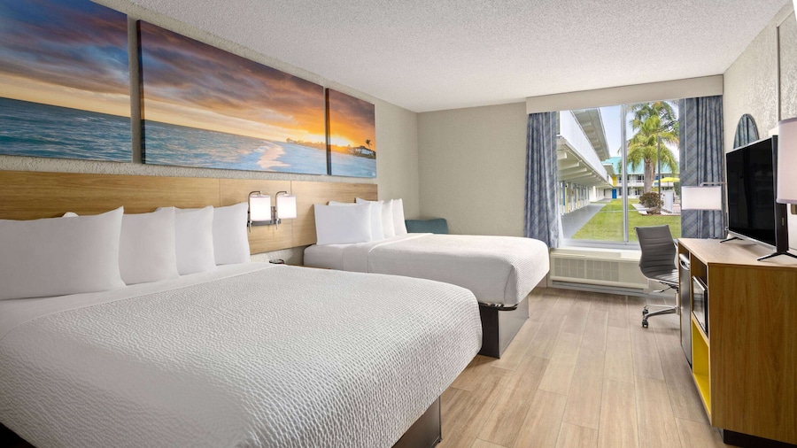 Days Inn & Suites by Wyndham Fort Pierce Midtown