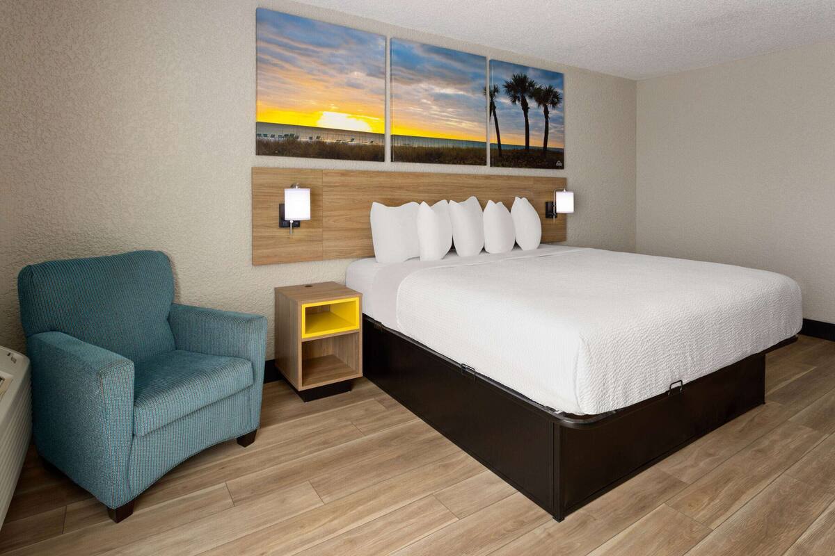 Kamar Standar, 1 Tempat Tidur King | Bantalan ekstra lembut dan setrika/meja setrika